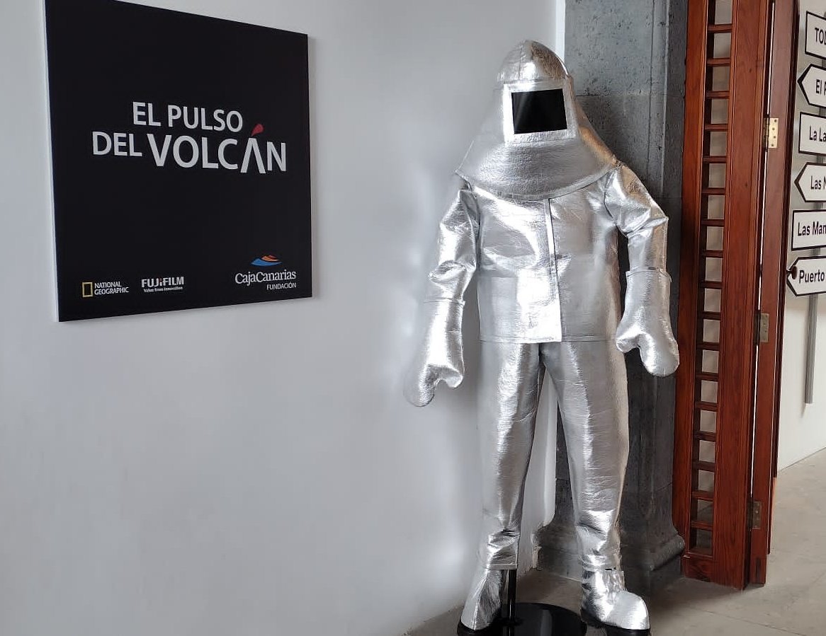 Arturo Rodríguez, fotógrafo, estrena hoy su exposición de fotografía "El Pulso del Volcán", en La Palma. Ha expresado su agradecimiento al #IGME y, por nuestra parte, le trasmitimos el placer que fue encontrarnos en su camino y haber sido participes de su trabajo y su amistad. ❤