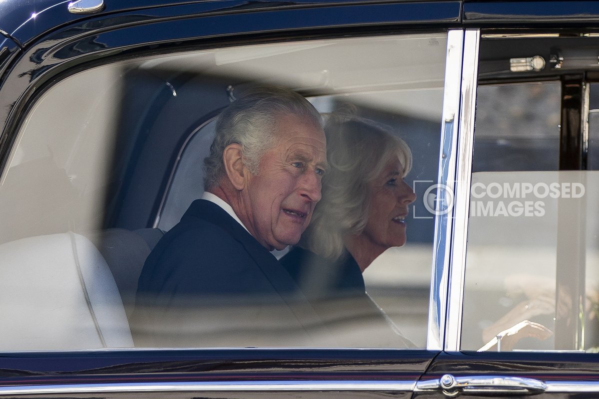 MarkHawkns's tweet photo. Nicely-timed afternoon break in conference talks allowed me to nip over the road and catch this pair leaving town. https://t.co/RAxeykt6tz