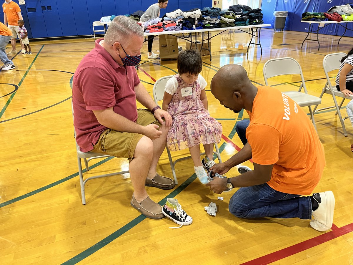 apscspr's tweet photo. Check out this group of amazing @Amazonnews volunteers in action. Our students had such a meaningful experience meeting you and shopping for the new shoes, coats and enjoying stories together! #EngageAPS #EveryAPSStudent #APSFACE #APSVolunteersareBack https://t.co/knosu7PSG6