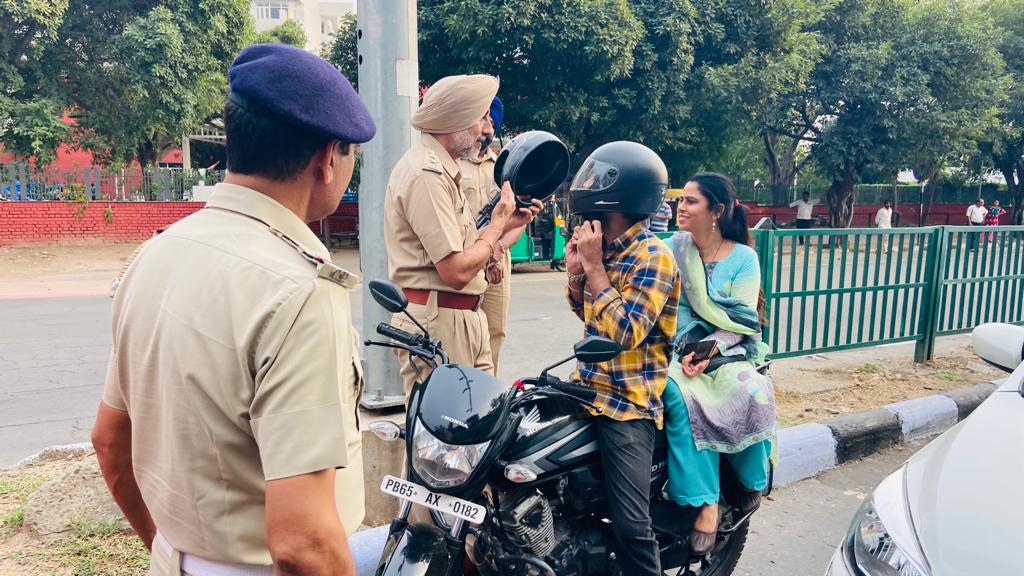 trafficchd's tweet photo. Today #ChandigarhTrafficPolice conducted a #RoadSafetyAwarenessProgram at Kissan Bhawan Chowk, CHD. Sh. Jaswinder Singh, DSP/Traffic (R&D) Road Safety, U.T., Chandigarh along with Road Safety Awareness Team educated citizens about #TrafficRules & regulations. https://t.co/9VIjYfvLPf