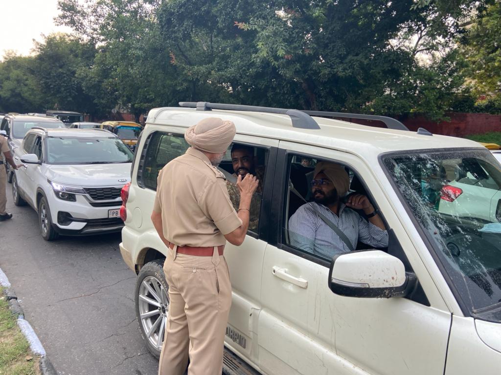 trafficchd's tweet photo. Today #ChandigarhTrafficPolice conducted a #RoadSafetyAwarenessProgram at Kissan Bhawan Chowk, CHD. Sh. Jaswinder Singh, DSP/Traffic (R&D) Road Safety, U.T., Chandigarh along with Road Safety Awareness Team educated citizens about #TrafficRules & regulations. https://t.co/9VIjYfvLPf