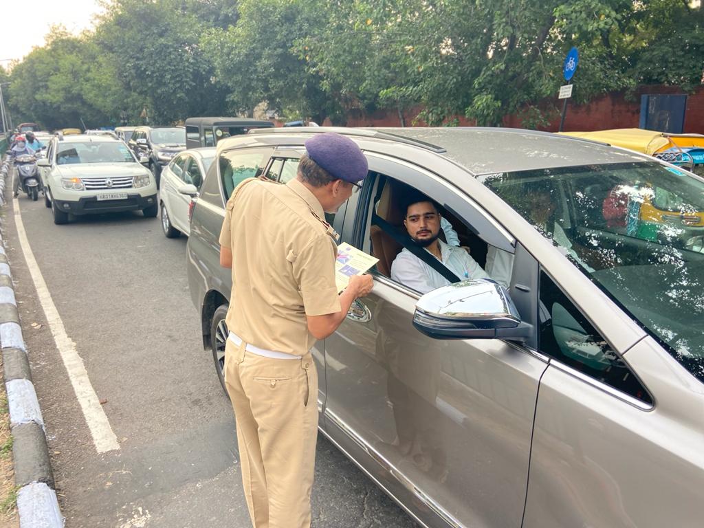 trafficchd's tweet photo. Today #ChandigarhTrafficPolice conducted a #RoadSafetyAwarenessProgram at Kissan Bhawan Chowk, CHD. Sh. Jaswinder Singh, DSP/Traffic (R&D) Road Safety, U.T., Chandigarh along with Road Safety Awareness Team educated citizens about #TrafficRules & regulations. https://t.co/9VIjYfvLPf