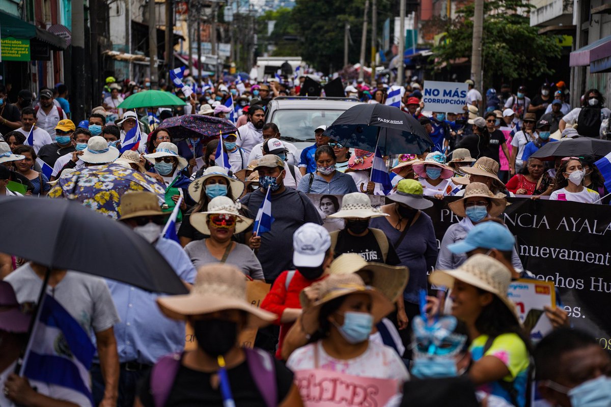 PolitologaES's tweet photo. El pueblo salió ayer a marchar contra Bukele #El15Marchamos #NoALaReeleccion #Art87 🇸🇻👊🏼 https://t.co/zWqYt8Mysb