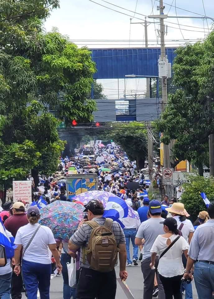 PolitologaES's tweet photo. El pueblo salió ayer a marchar contra Bukele #El15Marchamos #NoALaReeleccion #Art87 🇸🇻👊🏼 https://t.co/zWqYt8Mysb