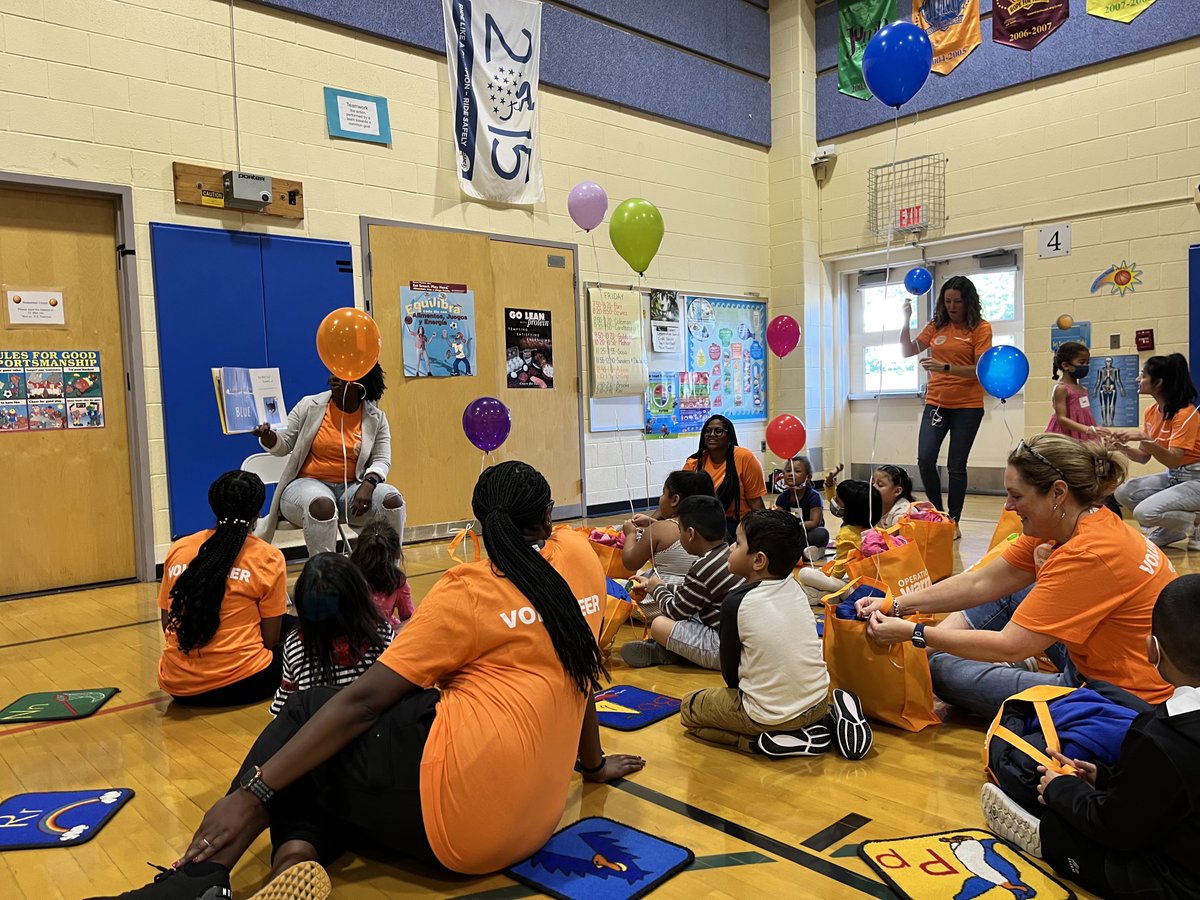 apscspr's tweet photo. It was an exciting morning at Carlin Springs! @Slinkous7 joined us during our @OperationWarm and @Amazonnews shoe and coat event hosted for all our pre-k and kindergarten students! #EngageAPS #EveryAPSStudent #APSFACE #APSVolunteersareBack https://t.co/2yuxoYjFcW