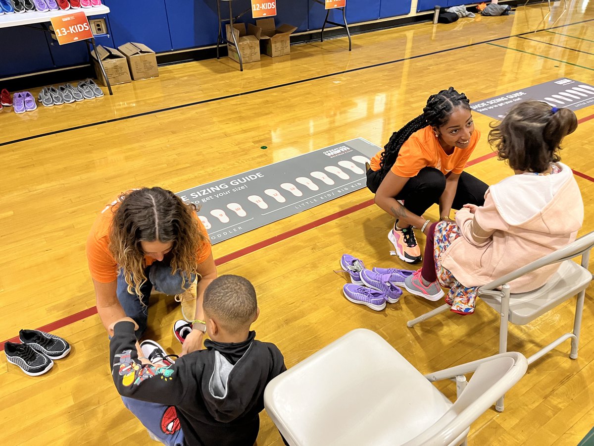 apscspr's tweet photo. It was an exciting morning at Carlin Springs! @Slinkous7 joined us during our @OperationWarm and @Amazonnews shoe and coat event hosted for all our pre-k and kindergarten students! #EngageAPS #EveryAPSStudent #APSFACE #APSVolunteersareBack https://t.co/2yuxoYjFcW
