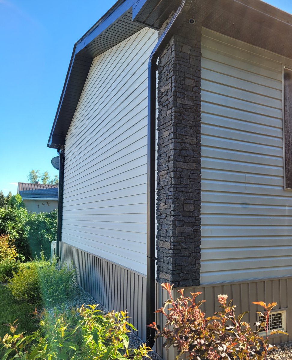 WallTheory's tweet image. Our Pillar Panels make corner trim like this so easy! 

This customer used our Ridge Stone Pillar Panels in the colour Black Blend here. Shop online: walltheory.ca/collections/fa…