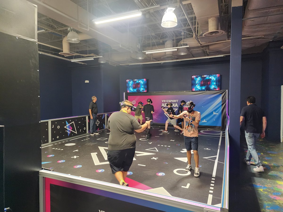 UHSGAMESIM's tweet image. @HuviGG field trip at the Seminole mall. Students are applying for internships and learning about running a VR and esports business.