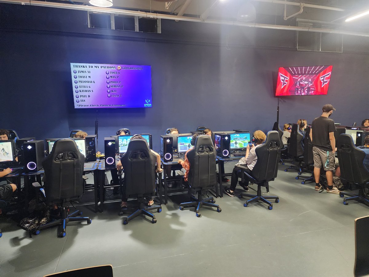 UHSGAMESIM's tweet image. @HuviGG field trip today! Students are learning about the business and having a lot of fun!