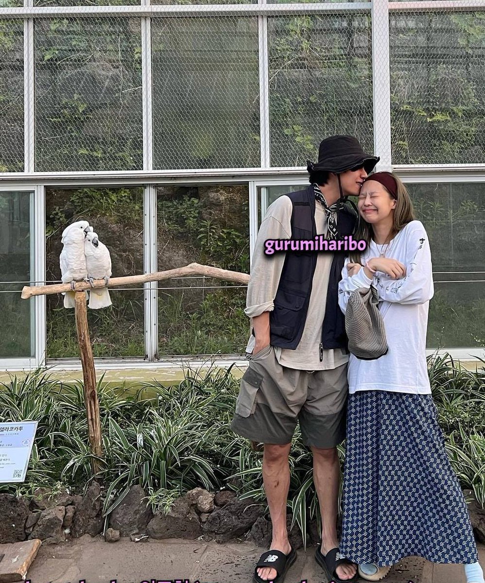 fegettal's tweet photo. Sólo veo a dos personas enamoradas vistiendo cómodamente y disfrutando del día. Les encanta criticar sus vestimentas siendo que los coreanos visten así cuando buscan comodidad.

Y estamos hablando de Taehyung y Jennie, está claro que buscaban pasar desapercibido #taennie https://t.co/jGWH3KPqKq