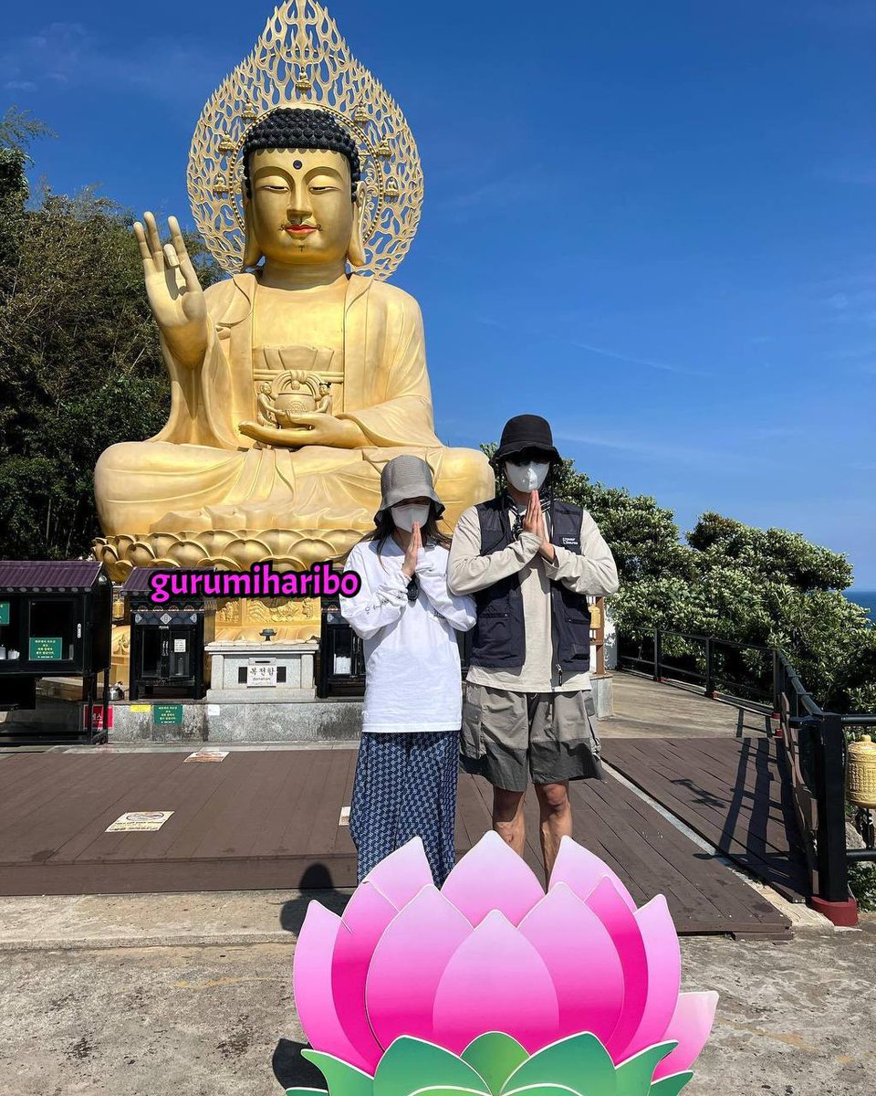 fegettal's tweet photo. Sólo veo a dos personas enamoradas vistiendo cómodamente y disfrutando del día. Les encanta criticar sus vestimentas siendo que los coreanos visten así cuando buscan comodidad.

Y estamos hablando de Taehyung y Jennie, está claro que buscaban pasar desapercibido #taennie https://t.co/jGWH3KPqKq