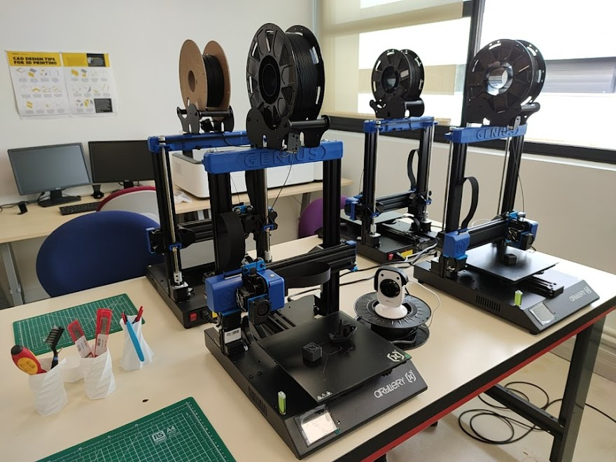 MakerSpaceULSA's tweet photo. Le MakerSpace accueille ses nouvelles machines pour la rentrée ! 
- 4 Imprimantes 3D Genius pro @Artillery3d1 
- Une CNC 3 en 1 A350 @snapmaker  
- Une découpe laser LaserBox @Makeblock 
- Une Thermoformeuse @TeamMayku https://t.co/dQpy3wzgUw
