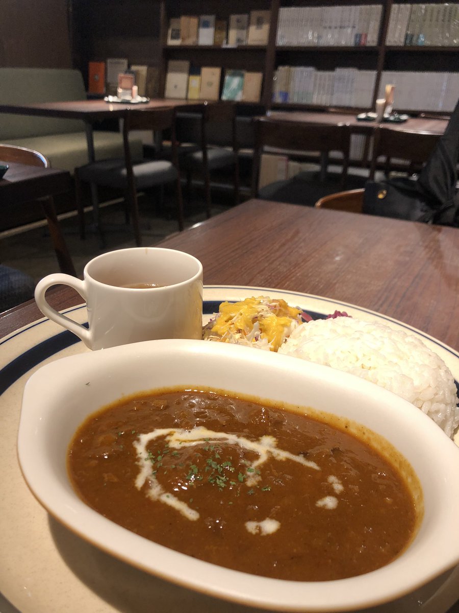 shachi_grm's tweet photo. 神田カレーマイスターへの道🍛
その7「神保町ブックセンター」さん
ホロホロ和牛カレーを食べました😋ホロホロっていうだけあって飲めるタイプのカレーだし、お米もこだわってるだけあって、白米うまー😳💓ってなった。付け合わせのオニオンスープもおいしかったなー。 https://t.co/zrM7RISEGI