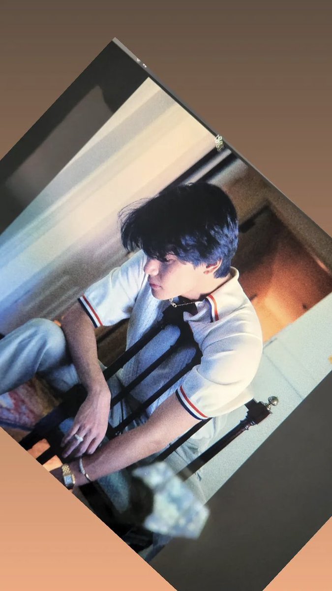 btssoop2013's tweet photo. His visual love it 😍😍😍😍 #igpost #KimTaehyung #VOUGEKOREA #tata #winterbear #modelV #V https://t.co/2zngZRmBtH