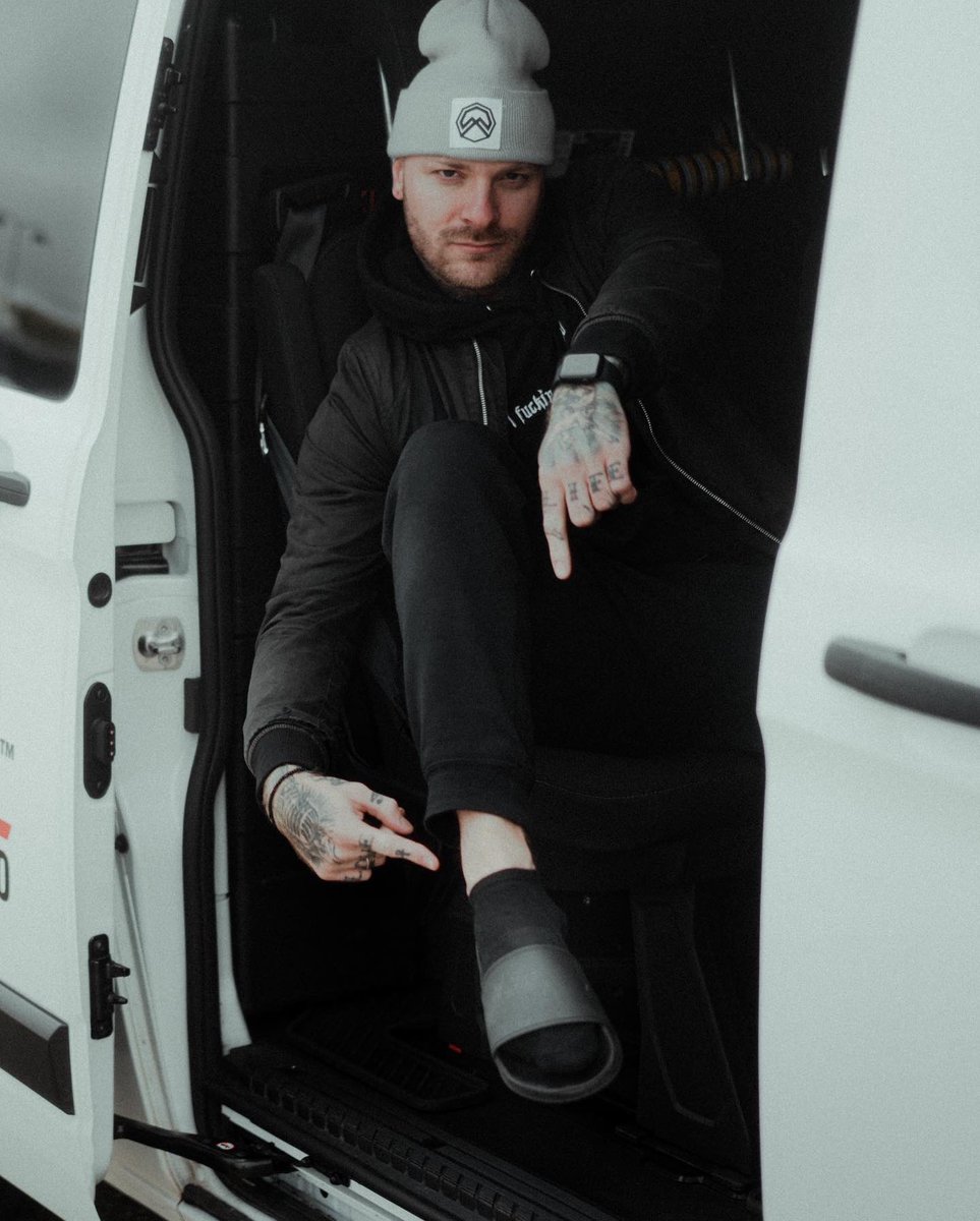 JOEL_HOLMQVIST's tweet image. Went on tour with only slippers cuz I was tired this morning. See you tomorrow @CoreFestGermany