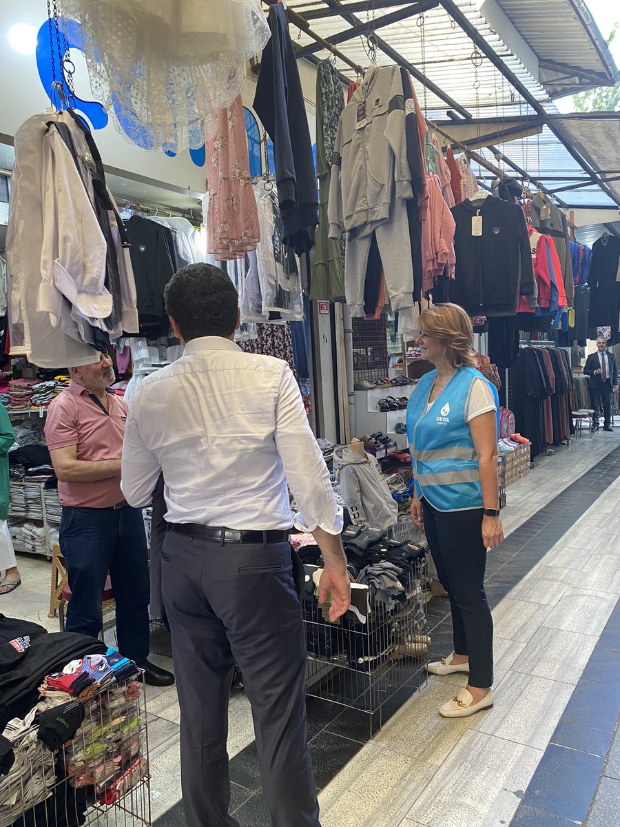 Düzce’de esnaf “Fırsatçılar kazanıyor” diyor.
“Anaokulu ayakkabısını ben 10 tl satıyorum, üretici 10 dolara.. bana mal gelmiyor. Ürün yok. İlk 3 gün okul alışverişi oldu sonra bitti”

Biz çözümlerimizi anlattık #devadüzcede dedik