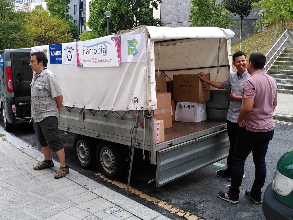 Acompañando a las personas de Agharas asociación de Imazighen de Bizkaia, en el inicio de un viaje que llevará 400 ordenadores reutilizados,  para que sean usados por niñas y niños de Mellab en Marruecos, en el marco del proyecto Aulas Sin Fronteras. <a href="/elkartenet/">Elkartenet</a> <a href="/harrobiaikas/">Harrobia Ikastola</a>