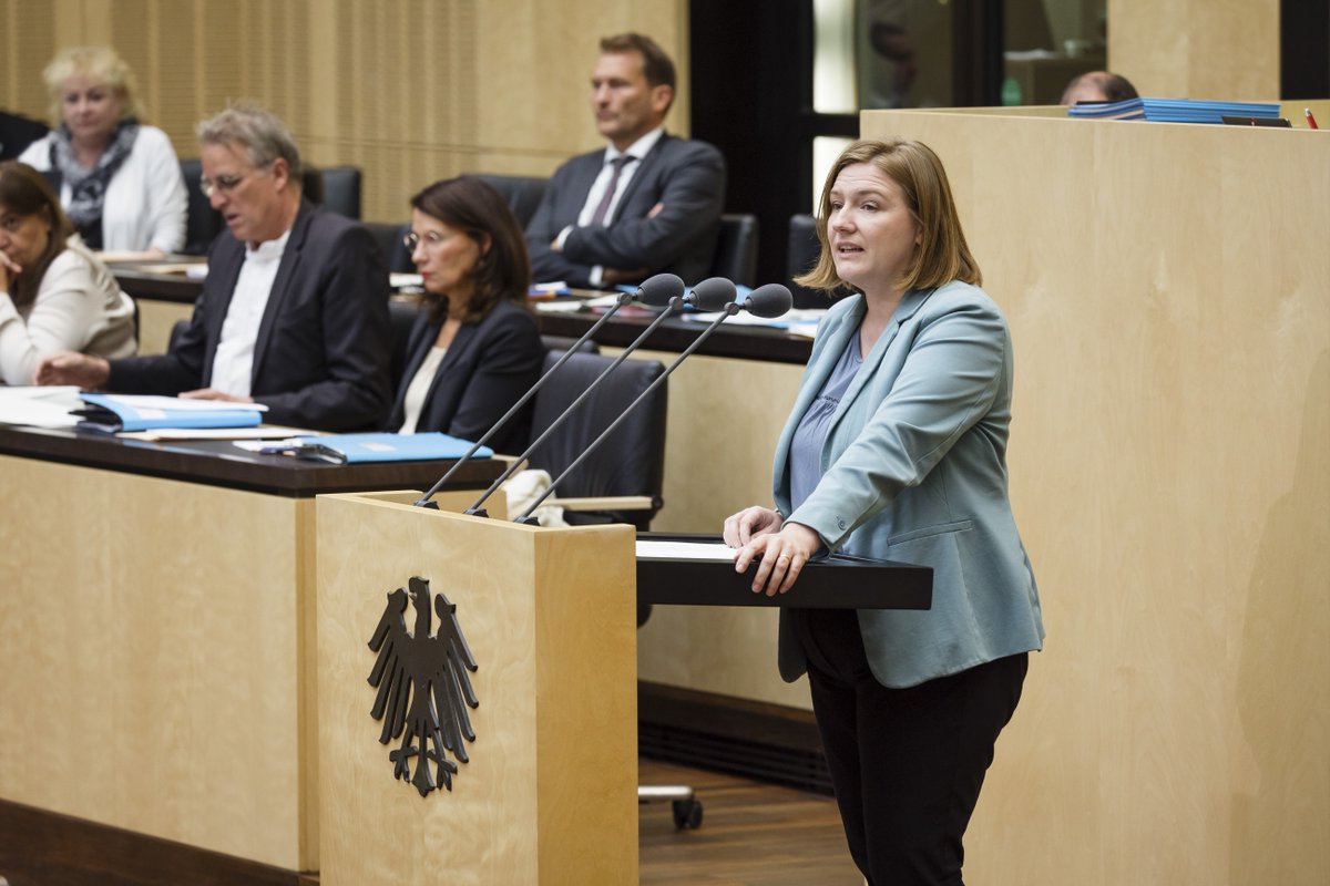 Der Bundesrat hat heute das Chancen-Aufenthaltsrecht beraten. Ziel ist es, Kettenduldungen deutlich zu reduzieren. Mit dem Gesetz soll es Menschen ermöglicht werden, binnen eines Jahres die Voraussetzungen für ein dauerhaftes Bleiberecht zu erwerben.
s.rlp.de/6cCeZ