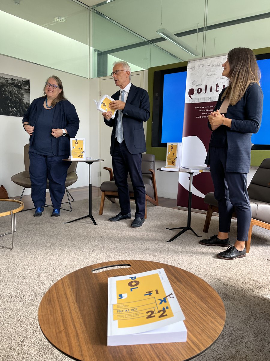 EuracFederalism's tweet photo. 📘Ieri è stato lanciato l'annuario #Politika 2022, edito da @EditionRaetia, @Politika08, Elisabeth #Alber, @AliceEngl (@EuracMinorities) e Günther #Pallaver.
L'annuario è incentrato sul cinquantenario del secondo Statuto di autonomia ed è disponibile qui: https://t.co/0RLTPjxd56 https://t.co/kuMz6kCrJM