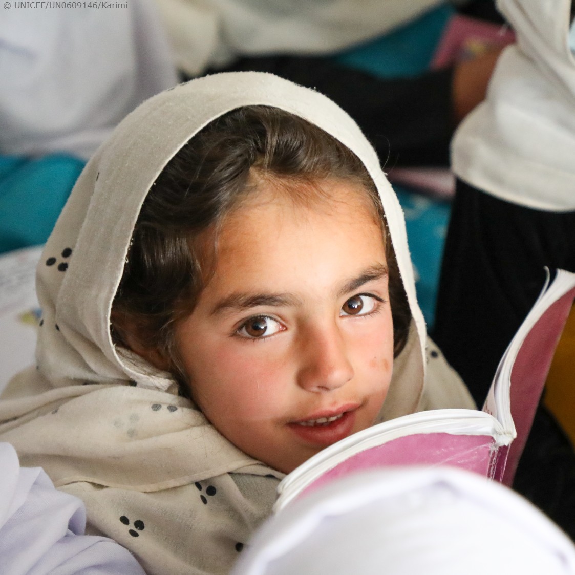 UNICEF_FR's tweet photo. L’éducation est un droit humain, pas un privilège.
À l’occasion du sommet #TransformerlEducation, nous appelons les dirigeants mondiaux à lutter contre la crise de l’apprentissage et à protéger l’avenir de chaque enfant.
#UneChanceDapprendre @TransformingEdu https://t.co/b8uyi7kB2Q