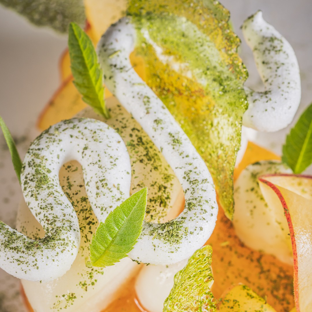 restmoorhall's tweet photo. // PEREGRINE PEACH // Lemon verbena, ragstone and begoni.

#michelinguide #michelinchef #michelinrestaurant #bestrestaurant #markbirchall #dessert #sustainableeating #seasonality https://t.co/40bPNyptBA