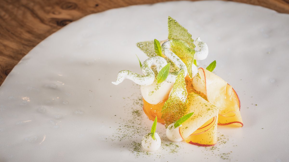 restmoorhall's tweet photo. // PEREGRINE PEACH // Lemon verbena, ragstone and begoni.

#michelinguide #michelinchef #michelinrestaurant #bestrestaurant #markbirchall #dessert #sustainableeating #seasonality https://t.co/40bPNyptBA