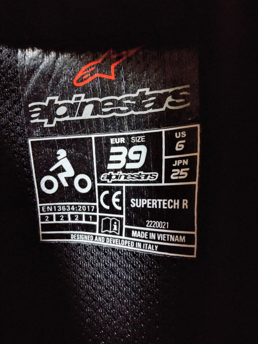 piMLwq5xahQYtFs's tweet photo. 数年ぶりにレーシングブーツを
新調した😊
サイズ小さくても
値段は全サイズ一緒なんだなぁ💦

#alpinestars
#supertechR https://t.co/SR6MLi0rjv