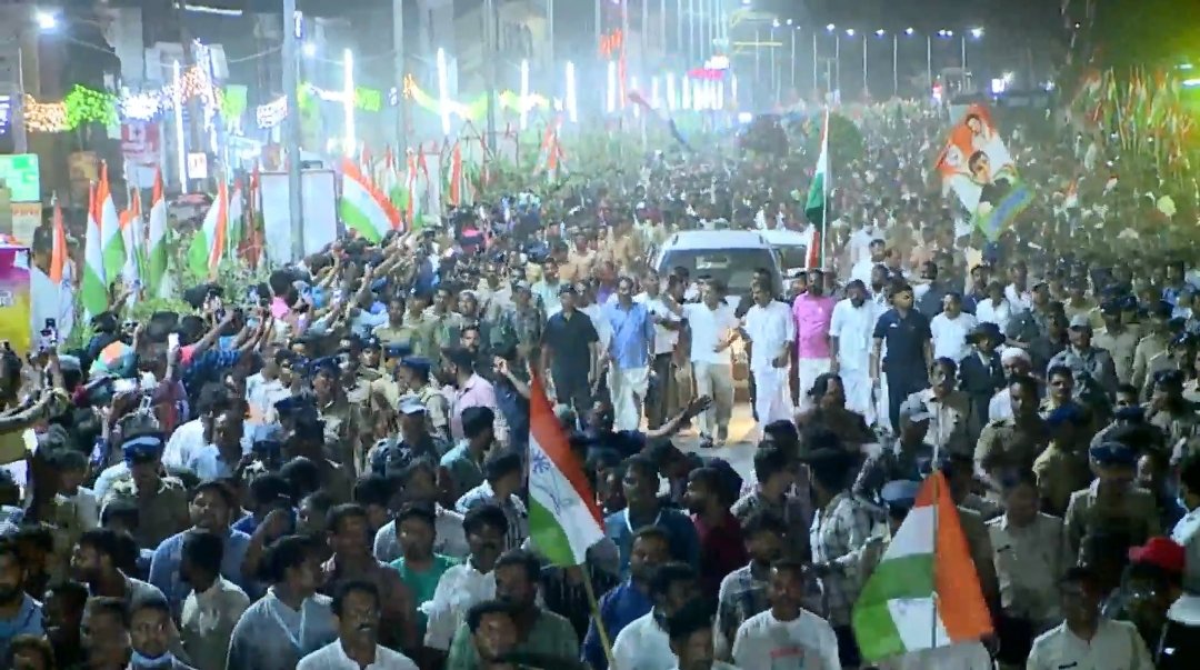JodoBharata's tweet photo. यह राहुल गांधी की भारत जोड़ो यात्रा का अभी रात का फोटो है,आप इस यात्रा के प्रति लोगो का जुनून का अंदाजा इस भीड़ से लगा सकते हैं।
#भारत_जोड़ो_यात्रा https://t.co/pSrVKV2rO7