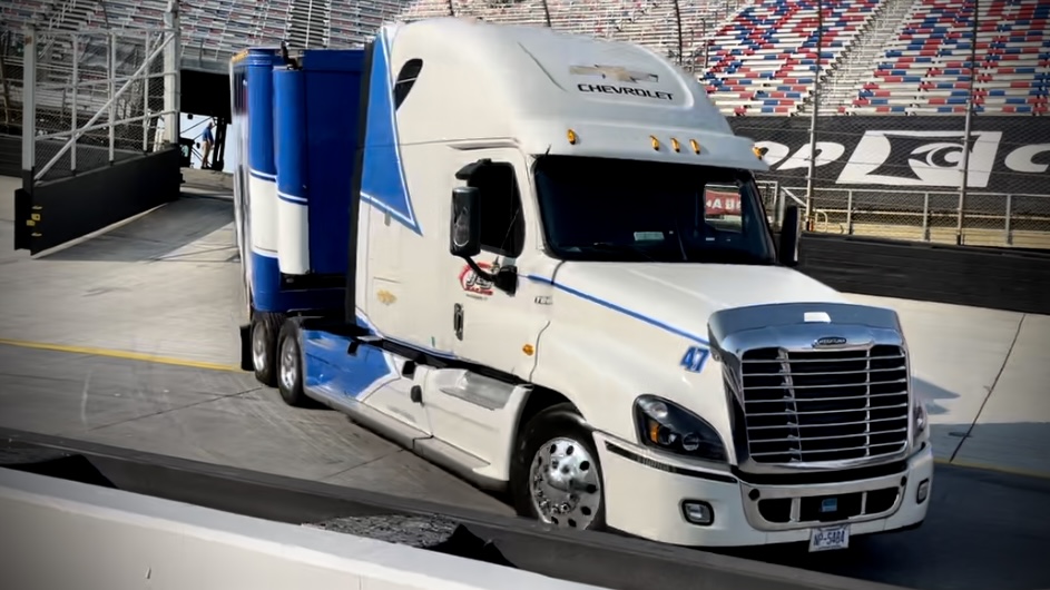 [Pockrass] In tribute to JTG Daugherty Racing hauler driver JR Hollar ...