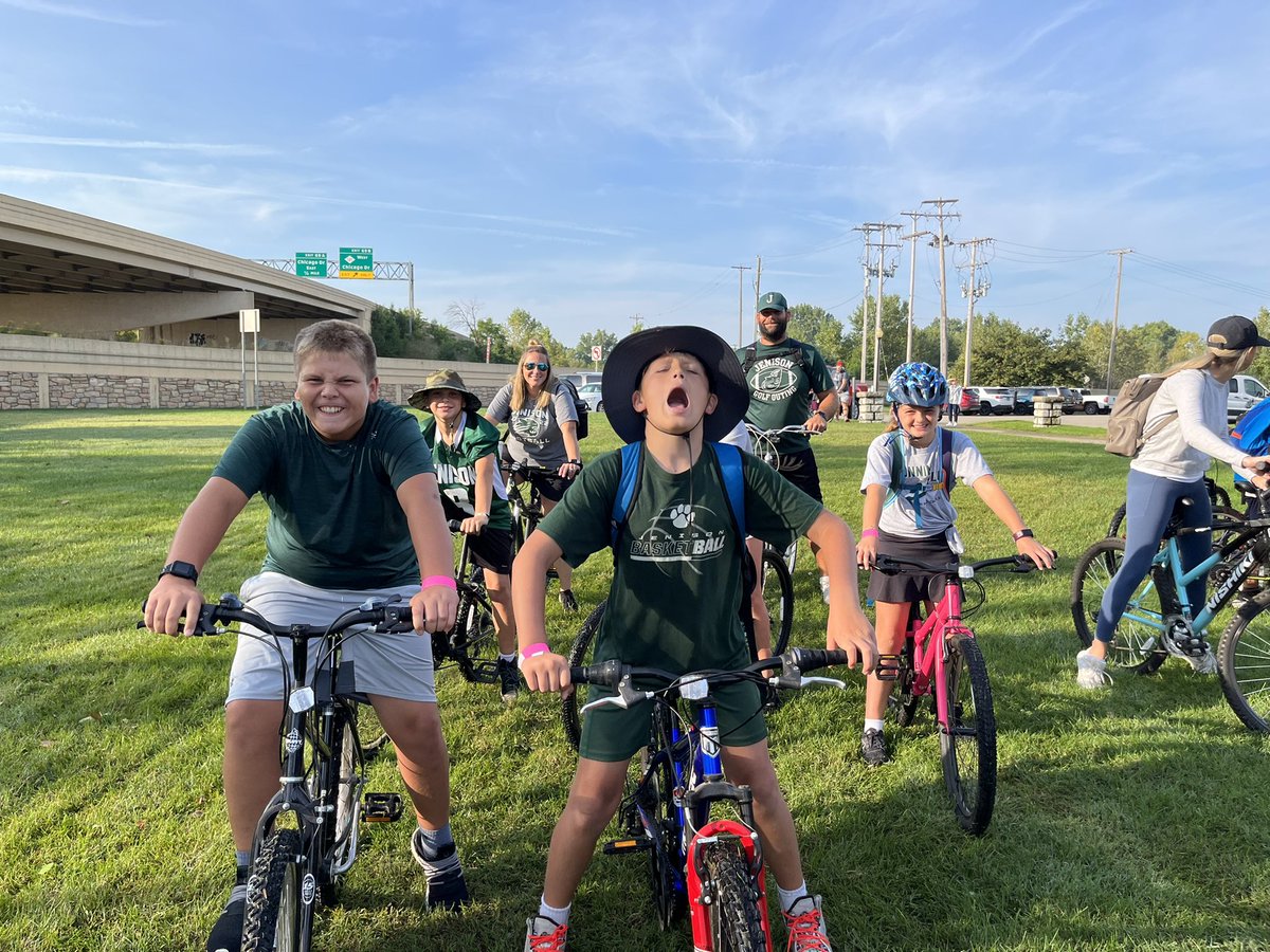 And…they are off!  What a beautiful day for a bike ride to the zoo.
