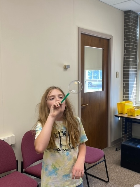 AbbeyJBolton's tweet photo. 5th Grade trialing bubble recipes while learning the Scientific Method...
Check out the bubble igloo...Winner: Molly! #biggestbubble
#DaveyDragons @KentSchools @Ghorning6 https://t.co/SoIqJc8wcP