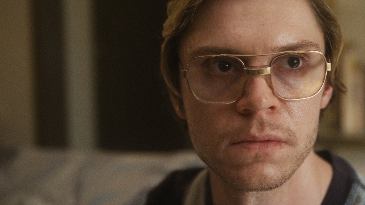 Netflix on Twitter: "Based on the horrific true events, the first of two  trailers for DAHMER - Monster: The Jeffrey Dahmer Story from Ryan Murphy,  starring Evan Peters and Niecy Nash, has