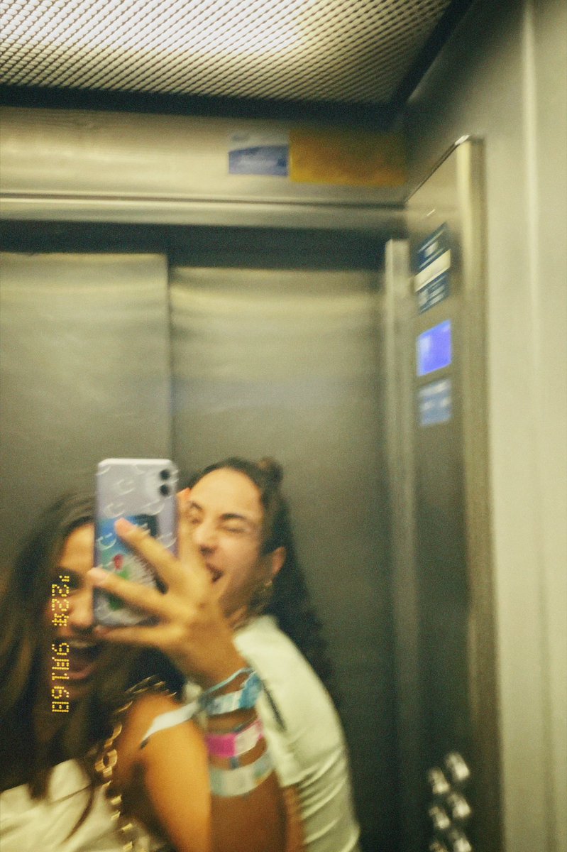 lydiarlo_'s tweet photo. Las fotos en el ascensor de moni >>>>> https://t.co/4tKNeHuk32