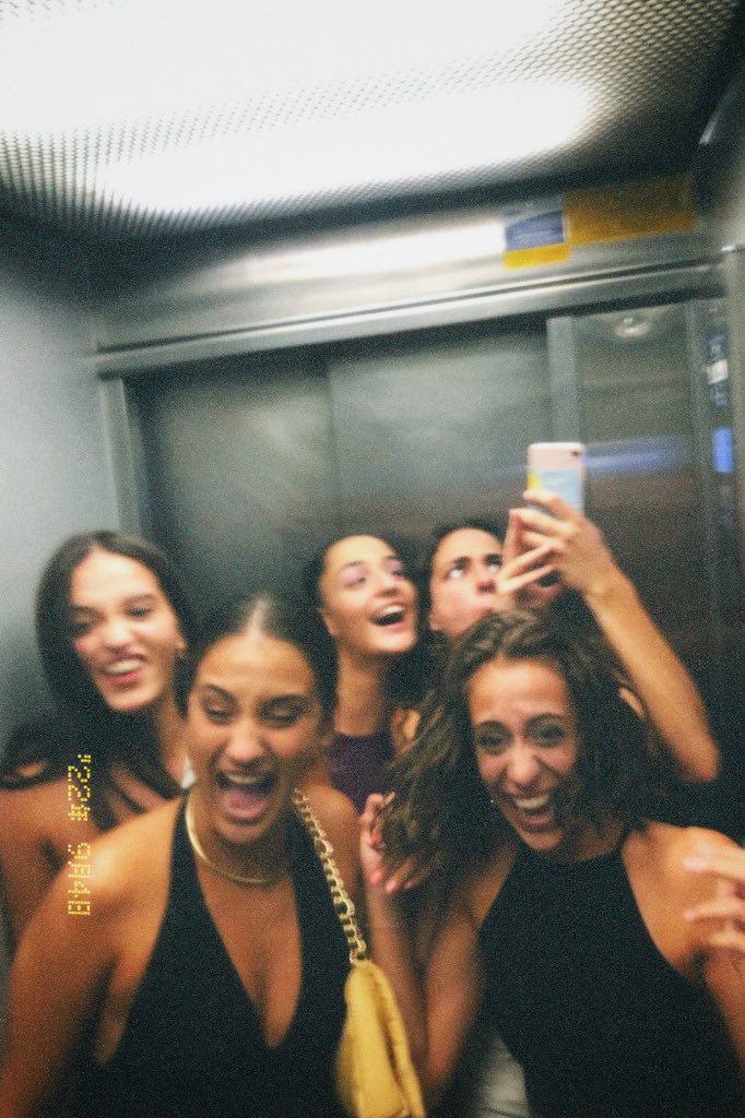 lydiarlo_'s tweet photo. Las fotos en el ascensor de moni >>>>> https://t.co/4tKNeHuk32
