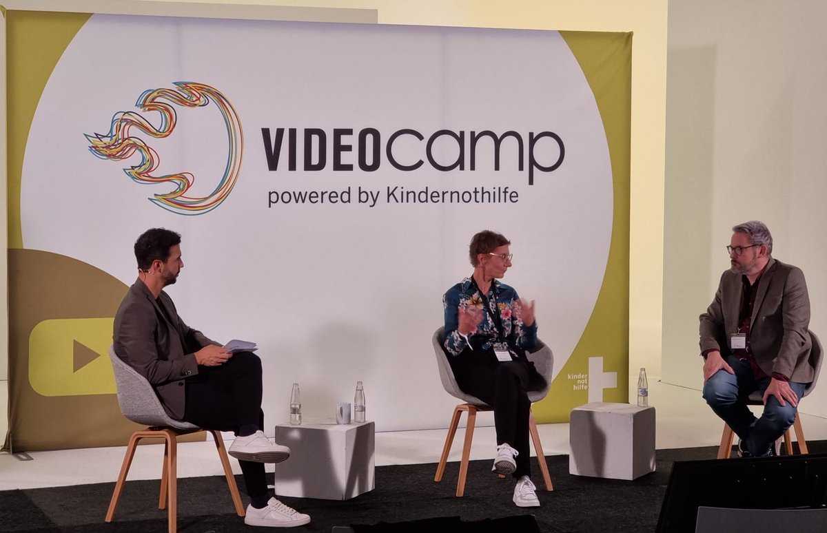 Sind #Videos zu gesellschaftsrelevanten Themen im #SocialWeb sinnlos? 
Dazu sprechen <a href="/spiegelschrift/">Spiegelschrift</a>, @krachten und Amanda Brennan beim letzten Panel für heute. #VIDEOcamp