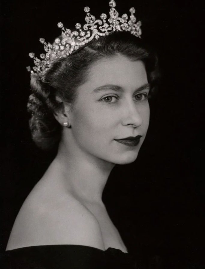 streamlinesurg's tweet photo. The day of the Queen's funeral - Monday 19th September. We have taken the decision to operate with a reduce team. We extend our heartful sympathy to Royal Family and all those lives she touched https://t.co/NcRMF08kdW