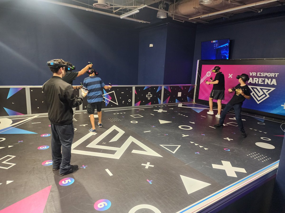 UHSGAMESIM's tweet image. @Huvi_GG field trip students learning about the technical challenges of local multiplayer VR.