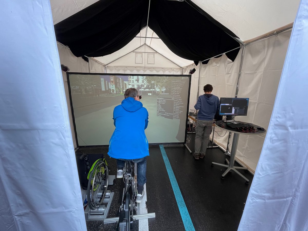 Nochmal #Mobilitätswoche in #StuttgartSüd, jetzt digital: Das Forschungsprojekt <a href="/CapeReviso/">CapeReviso</a> vom @HLRS_HPC zeigt in der #Fahrradstraße den digitalen Zwilling des Marienplatzes &amp; untersucht die beruhigende Wirkung einer Teilsperrung auf den Radverkehr. OB #Nopper: beeindruckt.