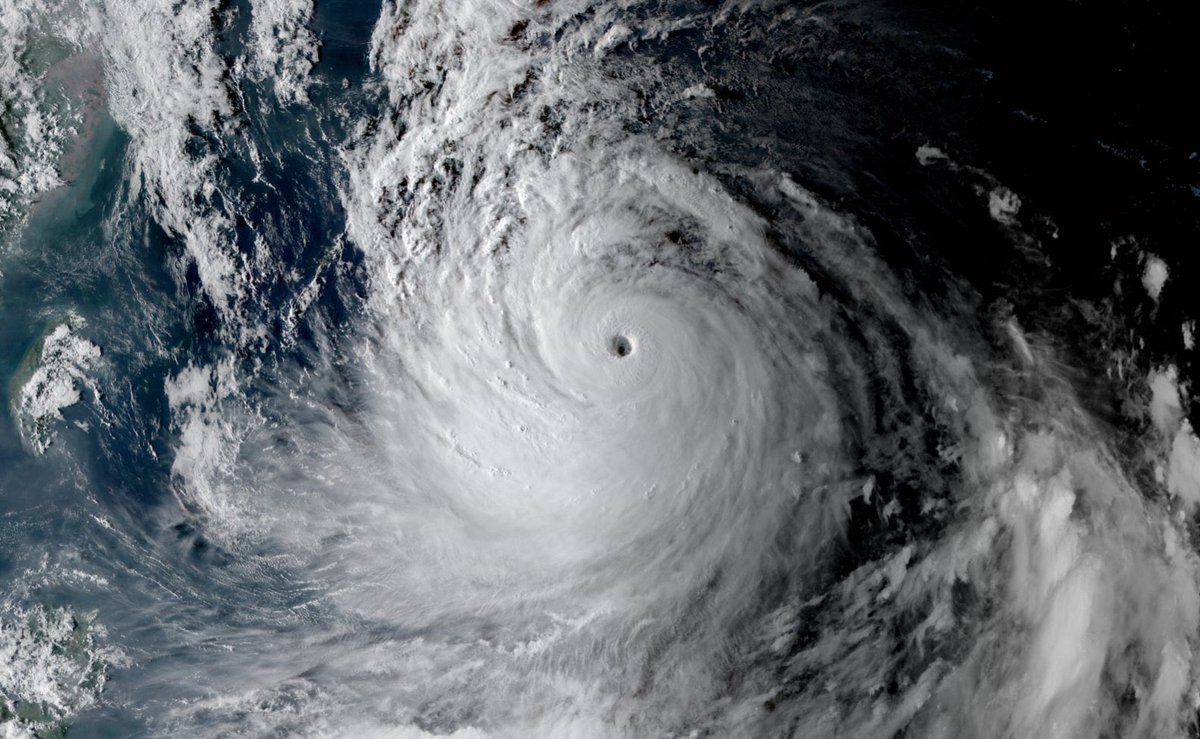 hr_cvo's tweet photo. 今年の最も大きい台風である #台風14号 #ナンマドール。まだ予想されるピーク時の強さに達していないにもかかわらず、著しく整った眼球の発達には本当に驚かされます https://t.co/9YpoT3qsuM