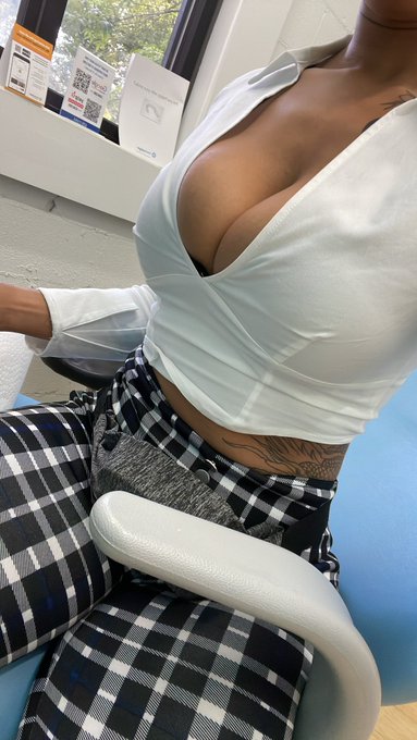 If you see the whole fit &amp; the boots I might 💀😂😂😂 https://t.co/NLGy7lj1to<a href="/tag/lulbenzie"class="tags"><span>#lulbenzie</span></a><a href="/tag/therealulbenzie"class="tags"><span>#therealulbenzie</span></a>