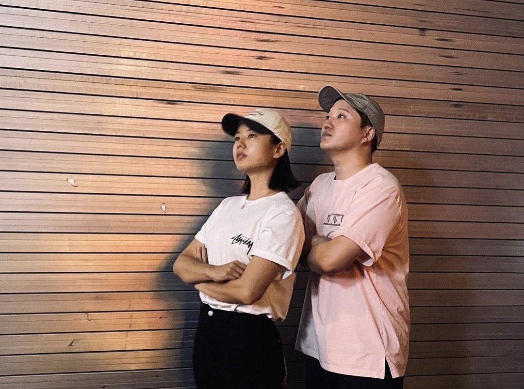 아조씨 의상만 그대로인 줄 알았는데 이모지도 그대로야. 정말 귀한 석민 투샷. 이 장꾸들 여전해. 나 우러.