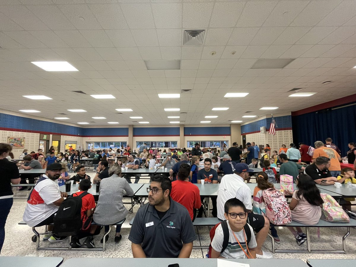 MMCounselorLife's tweet photo. It was a successful “Breakfast with Buddies”with over 200 students and male buddies enjoying donuts and juice together! #ChooseLP #parentparticipationmatters @lpisd @RIZZUTOELEM @jloz82 @JanetFreeman89 https://t.co/kNj27vAbdV