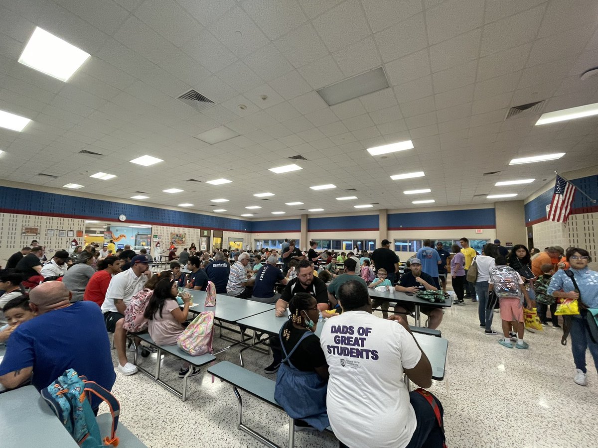 MMCounselorLife's tweet photo. It was a successful “Breakfast with Buddies”with over 200 students and male buddies enjoying donuts and juice together! #ChooseLP #parentparticipationmatters @lpisd @RIZZUTOELEM @jloz82 @JanetFreeman89 https://t.co/kNj27vAbdV