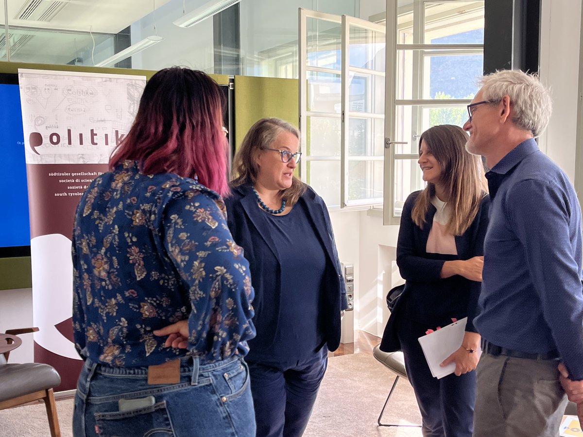 EuracFederalism's tweet photo. 📘Gestern wurde das Jahrbuch #Politika 2022, herausgegeben von @EditionRaetia, @Politika08, Elisabeth #Alber, @AliceEngl (@EuracMinorities) und Günther #Pallaver, vorgestellt.
Der Fokus liegt auf 50 Jahre Zweites Autonomiestatut. Erhältlich bei #Raetia: https://t.co/VPG3rHm1B8 https://t.co/GacEXs2CAQ