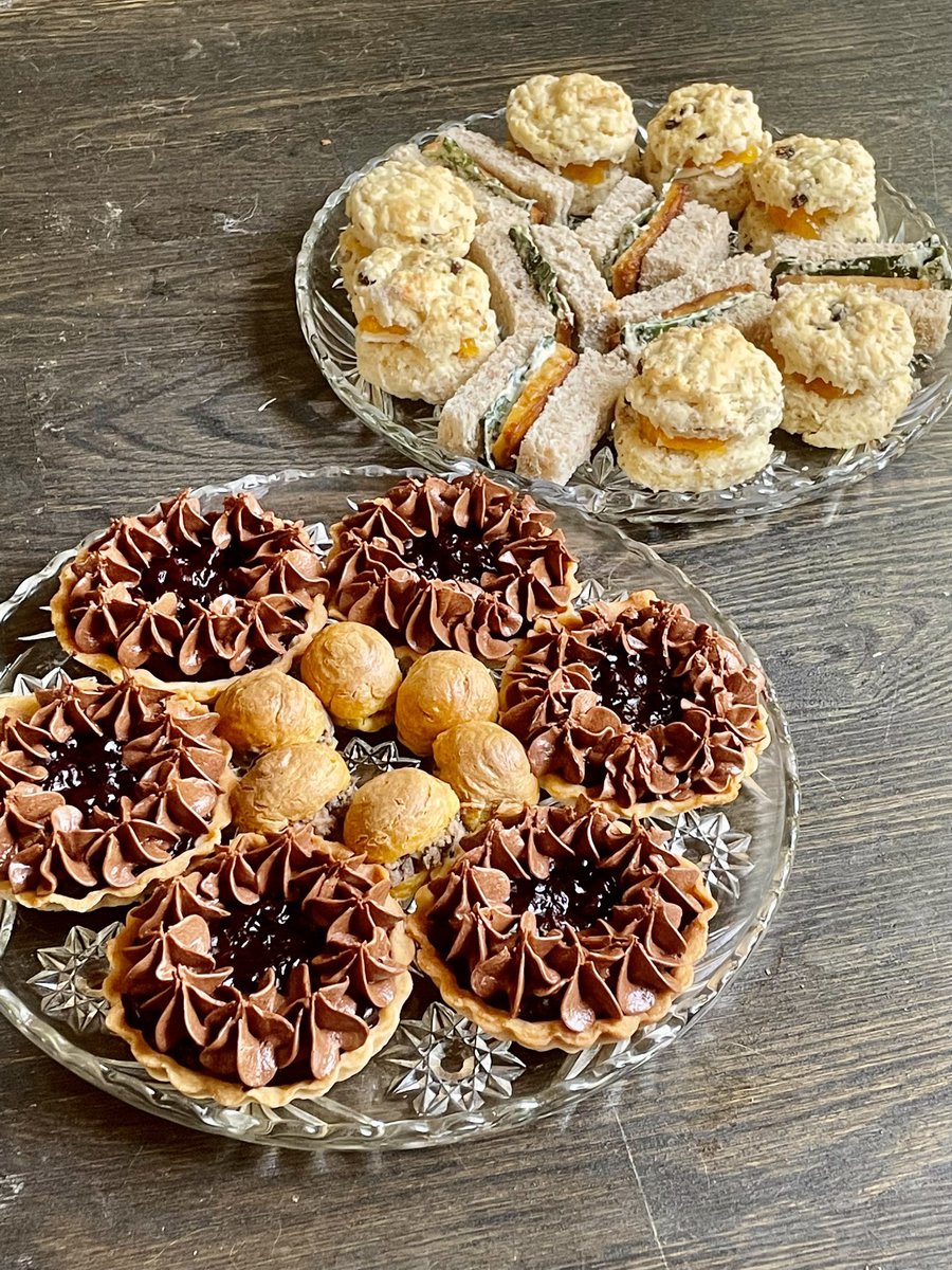 maitricooks's tweet photo. A zero-waste, plant-based tea party in honor of the Queen’s passing

#vegan #plantbased #teaparty #queen #gbbo #gbbovegan #zerowaste #chocolate #blueberry #tarts #mushroom #choux #scones #lemon #raisin #tofu #kale #caesar #sandwich #food #gratitude #love https://t.co/K0GZxlfIcH