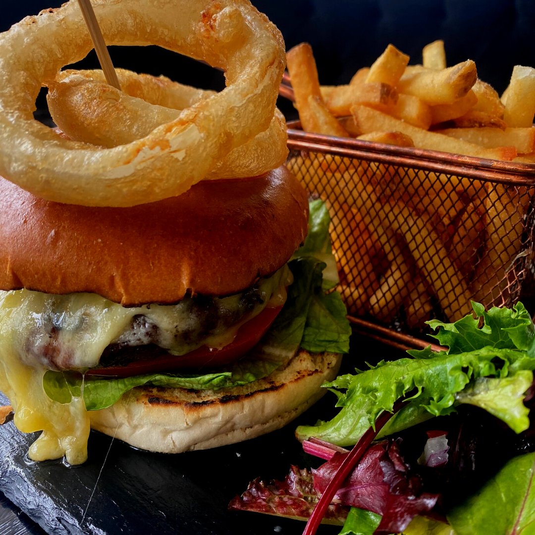 B E E R  &amp; A  B U R G E R 

And that's how you start your weekend in the right way.

Are we right or are we right?

#mcrfoodie #mancfoodie #manchester #manchesterfood #manchesterfoodie #foodporn #eeeeats #justfoodmanchester #foodiesofinstagram #bury #redhallhotel