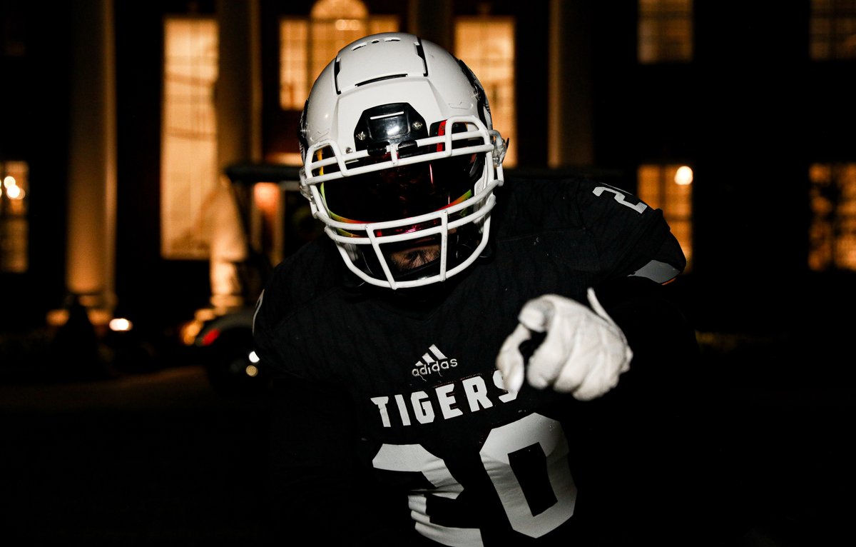 CvilleTigersFB's tweet photo. Inauguration weekend on campus and we're bringing out the black threads for Saturday night ⚫️😎. https://t.co/z71tQUWzbV