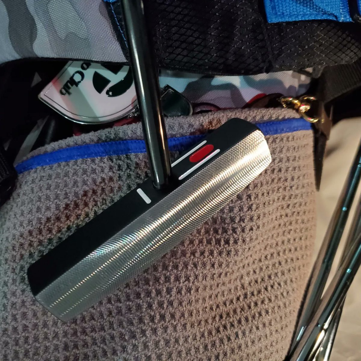 zousangolf's tweet photo. #seemoreputter
ゴ5でウェッジのNo1グリップ装着を待っている間に転がしていたら、このセンターシャフトが入る入る。。。気がつくとトランクに入ってました。赤マークが見えないように、が円筒抱え打ちに通じるし、キャメロンのクランク打ちが不安定になってきていたので丁度良かった。
#ゴルフ https://t.co/UmN3pPFvkO