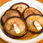 しいたけを存分に味わえる!「丸ごとしいたけのガーリック醤油ステーキ」。