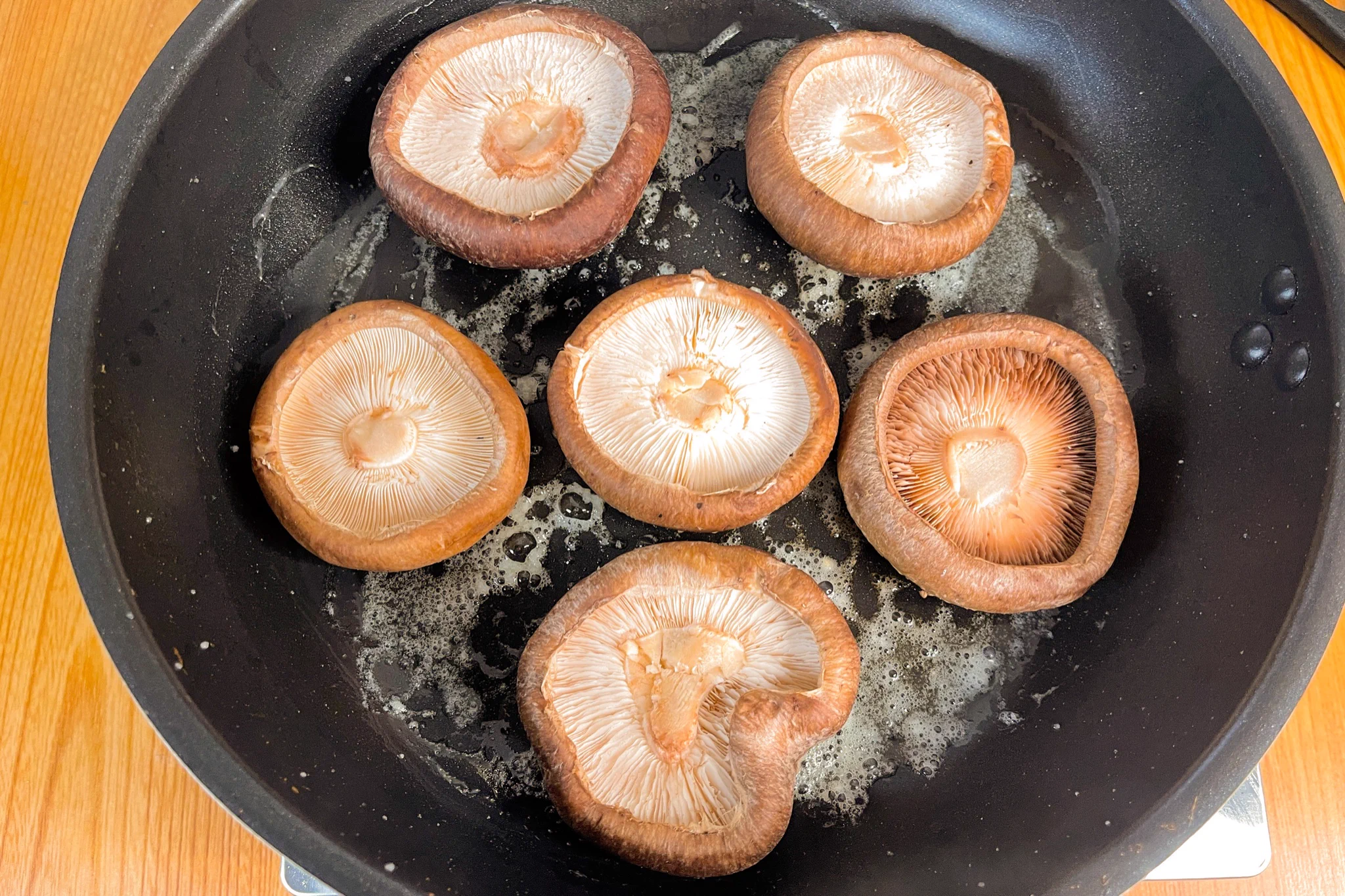 しいたけを存分に味わえる！「丸ごとしいたけのガーリック醤油ステーキ」。